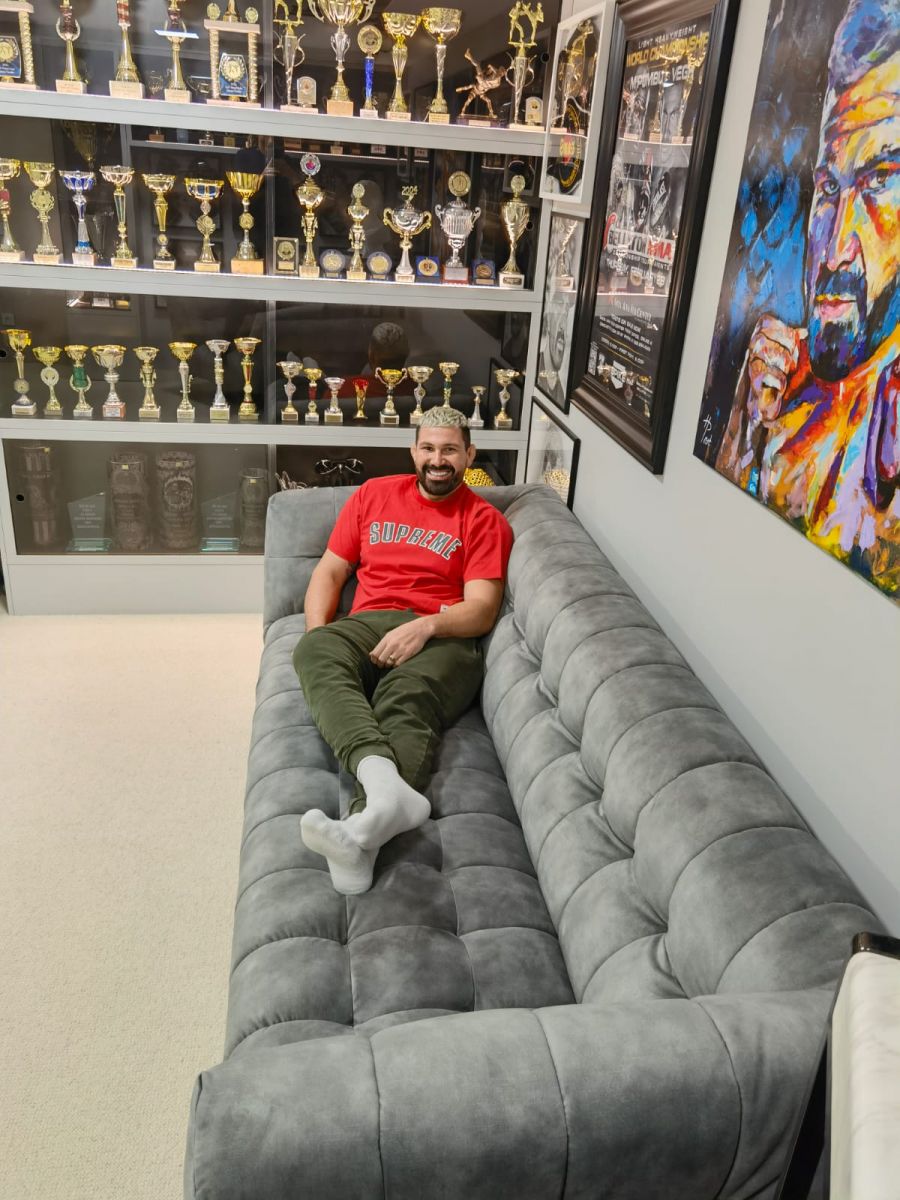  Attila Végh zvolil obľúbenú sedačku ZARA v sivom prevedení