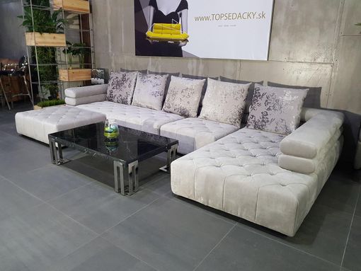 Reálne fotky sedačky Luisa Mária z výstavy Moddom v Bratislave.